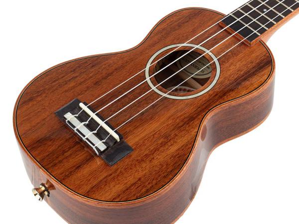 UkuleKorala All Solid Series soprano ukulelele "Hibiscus" inkl. Tasche, orange burst